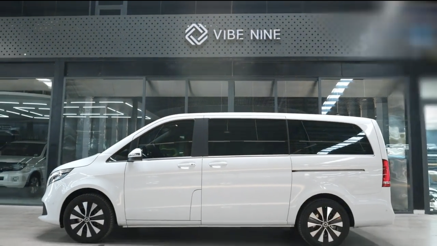 Chưa thoả mãn với trang bị nguyên bản, mẹ trẻ 3 con biến đổi Mercedes-Benz V-Class theo phong cách thương gia độc lạ  - Ảnh 2.