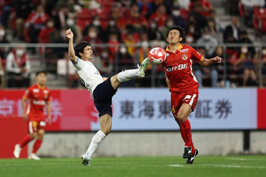 Tin nóng bóng đá Việt sáng 26/11: HLV Kiatisuk từ chối nói về HLV Gong, Công Phượng có thể về Việt Nam - Ảnh 3.