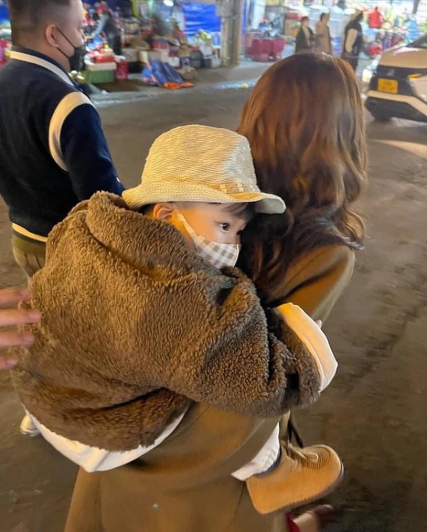 Dành cả kì nghỉ hè đưa con trai đi chơi và những phút giây mệt mỏi làm mẹ đơn thân của Hoà Minzy - Ảnh 2.