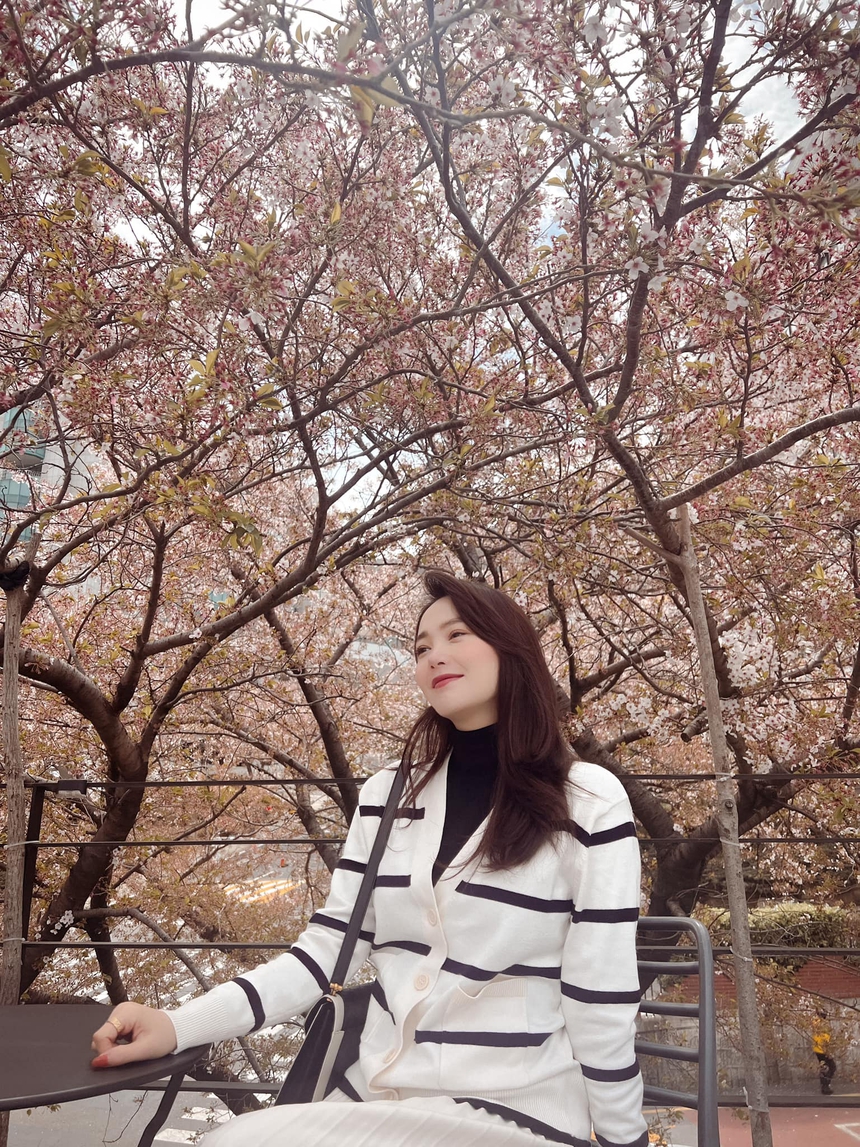 Chồng Minh Hằng không ngại rũ bỏ hình tượng đại gia khi chụp hình cho vợ - Ảnh 2.