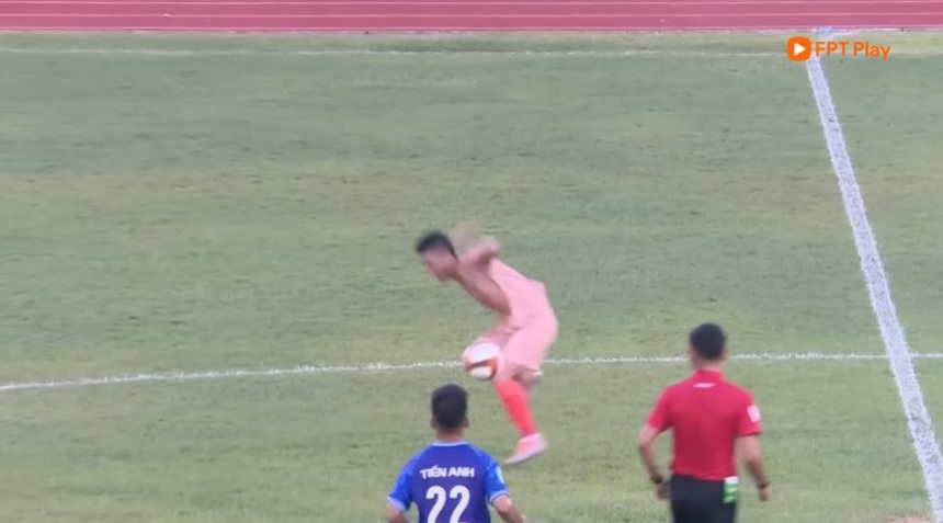 Văn Đức được vợ vỗ về an ủi sau khi dính chấn thương phải nghỉ 9 tháng - Ảnh 3.