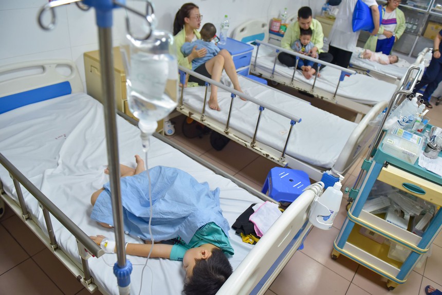 Trẻ mắc virus hợp bào hô hấp RSV biến chứng nhanh, bác sĩ cảnh báo dấu hiệu cần tới viện - Ảnh 1.