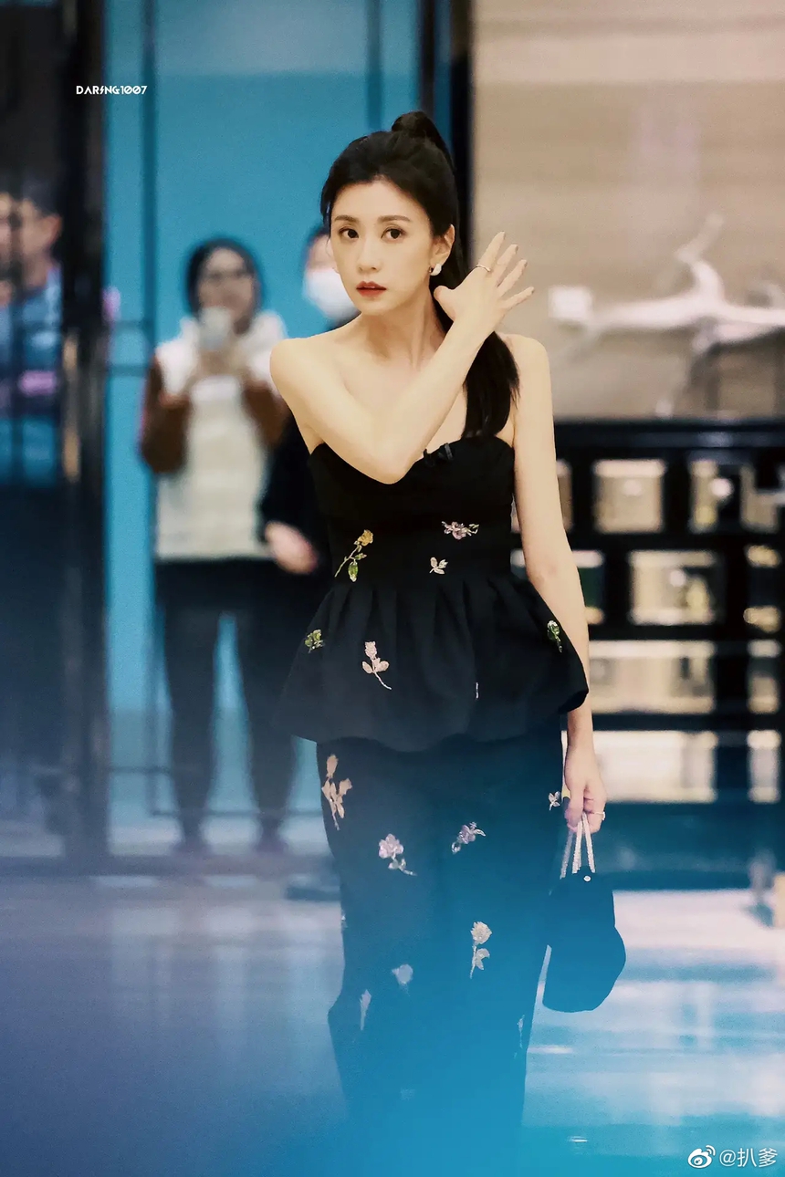 Giả Tịnh Văn gây sốt với ảnh hậu trường trong 'Tỷ tỷ đạp gió rẽ sóng 4' - Ảnh 5.