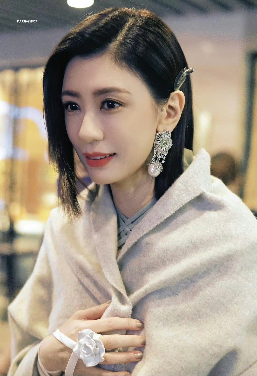 Giả Tịnh Văn gây sốt với ảnh hậu trường trong 'Tỷ tỷ đạp gió rẽ sóng 4' - Ảnh 4.