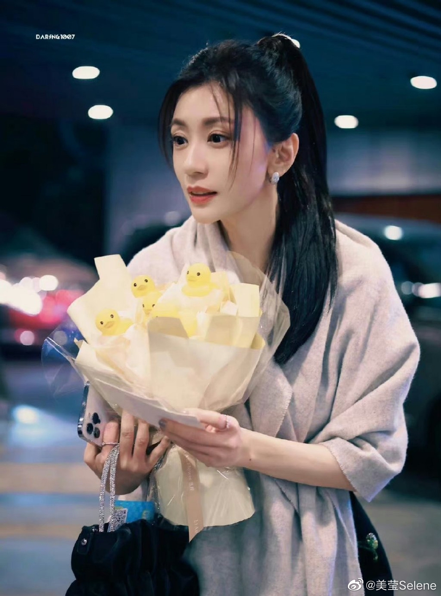 Giả Tịnh Văn gây sốt với ảnh hậu trường trong 'Tỷ tỷ đạp gió rẽ sóng 4' - Ảnh 3.