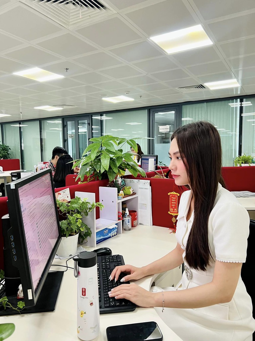 Hoa hậu Mai Phương kín đáo bất ngờ khi làm MC, dân tình khen ngợi: 'Cứ như này thì lúc nào cũng xinh và dễ mến!' - Ảnh 2. Hoa hậu Mai Phương kín đáo bất ngờ khi làm MC, dân tình khen ngợi: 'Cứ như này thì lúc nào cũng xinh và dễ mến!' - Ảnh 2.