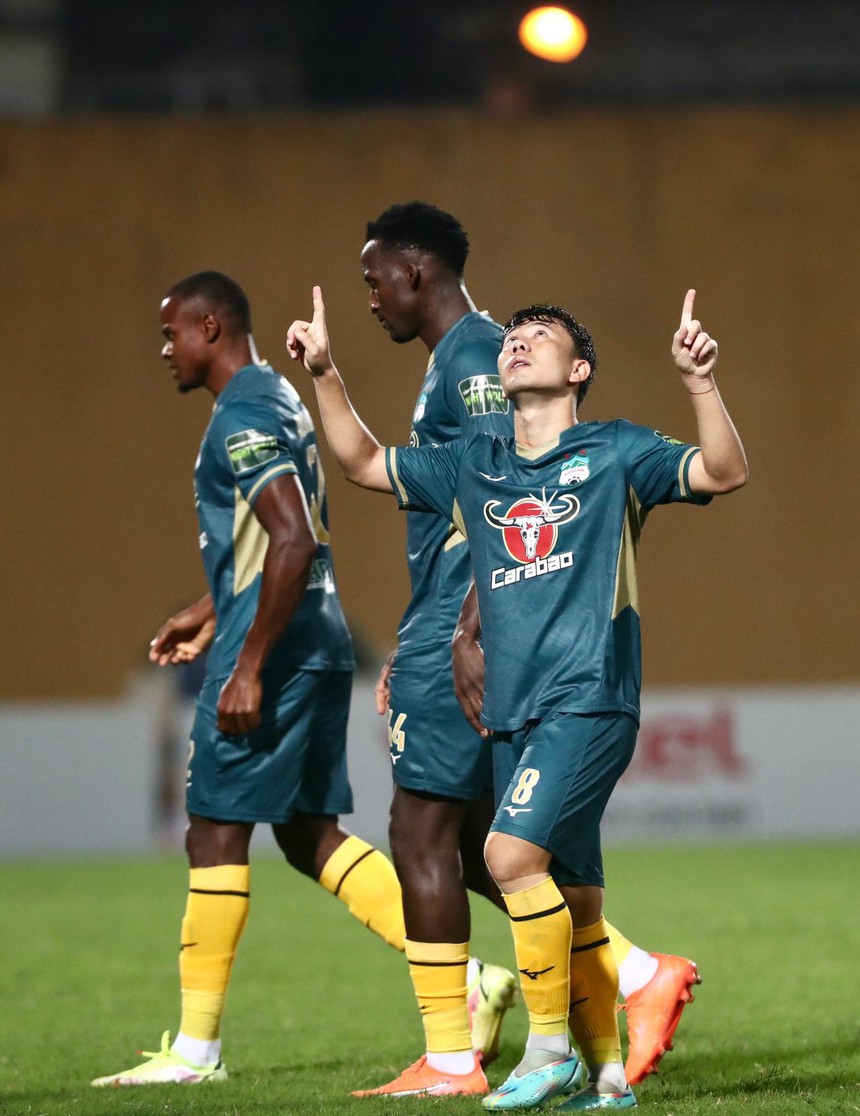 Bạn gái Hoa khôi Hà Nội ra sân cổ vũ tuyển thủ Việt Nam: Nhan sắc ngọt ngào, là mẫu ảnh có tiếng, MC VTV - Ảnh 1.