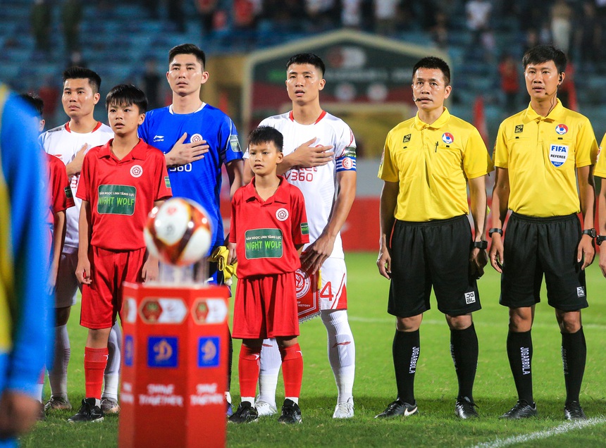 Trung vệ Bùi Tiến Dũng chắp tay ăn mừng đầy cảm xúc, hoá ra là tặng bàn thắng cho một người đặc biệt - Ảnh 9.