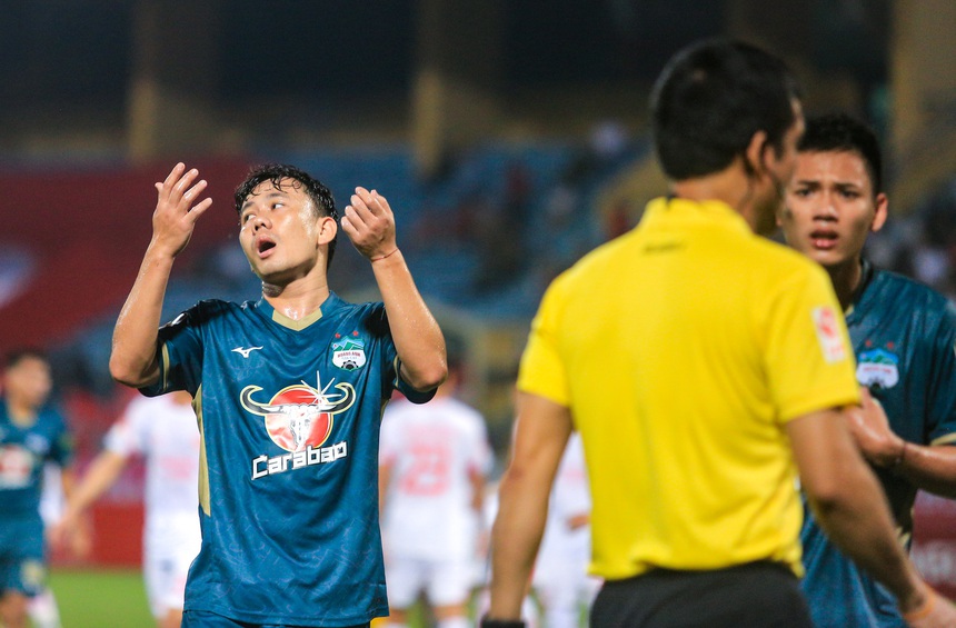 Cảm xúc trái ngược của Trần Minh Vương: Từ bất lực trước trọng tài đến hạnh phúc vỡ oà khi ghi siêu phẩm - Ảnh 2.