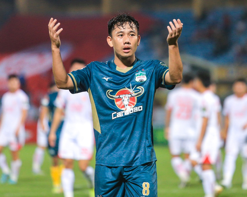 Cảm xúc trái ngược của Trần Minh Vương: Từ bất lực trước trọng tài đến hạnh phúc vỡ oà khi ghi siêu phẩm - Ảnh 1.