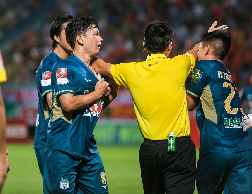 Cảm xúc trái ngược của Trần Minh Vương: Từ bất lực trước trọng tài đến hạnh phúc vỡ oà khi ghi siêu phẩm - Ảnh 4.