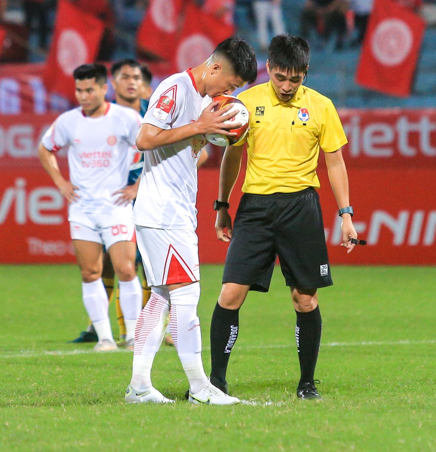 Trung vệ Bùi Tiến Dũng chắp tay ăn mừng đầy cảm xúc, hoá ra là tặng bàn thắng cho một người đặc biệt - Ảnh 4.