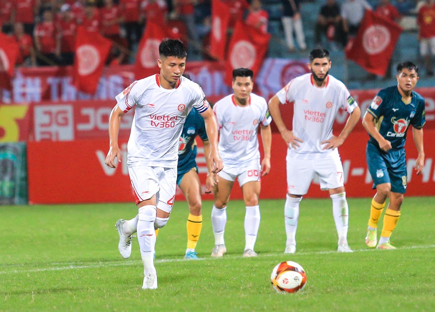 Trung vệ Bùi Tiến Dũng chắp tay ăn mừng đầy cảm xúc, hoá ra là tặng bàn thắng cho một người đặc biệt - Ảnh 5.