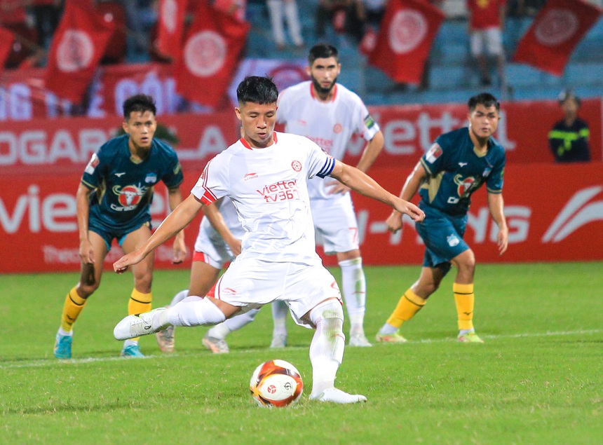 Trung vệ Bùi Tiến Dũng chắp tay ăn mừng đầy cảm xúc, hoá ra là tặng bàn thắng cho một người đặc biệt - Ảnh 6.