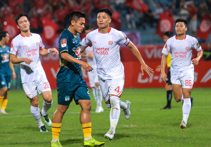 Trung vệ Bùi Tiến Dũng chắp tay ăn mừng đầy cảm xúc, hoá ra là tặng bàn thắng cho một người đặc biệt - Ảnh 7.