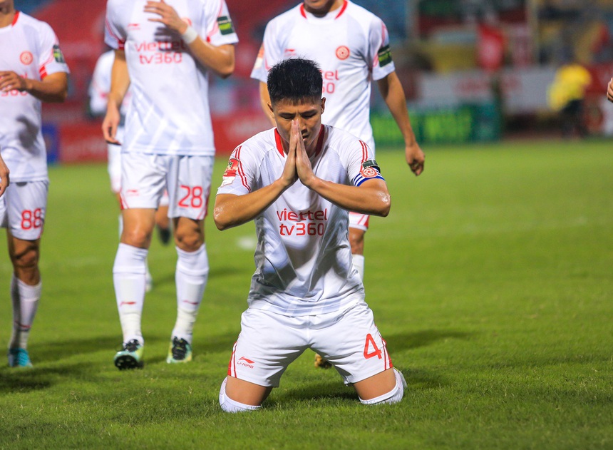 Trung vệ Bùi Tiến Dũng chắp tay ăn mừng đầy cảm xúc, hoá ra là tặng bàn thắng cho một người đặc biệt - Ảnh 1.