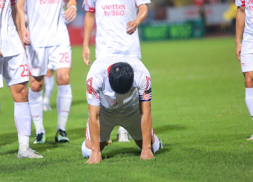 Trung vệ Bùi Tiến Dũng chắp tay ăn mừng đầy cảm xúc, hoá ra là tặng bàn thắng cho một người đặc biệt - Ảnh 3.