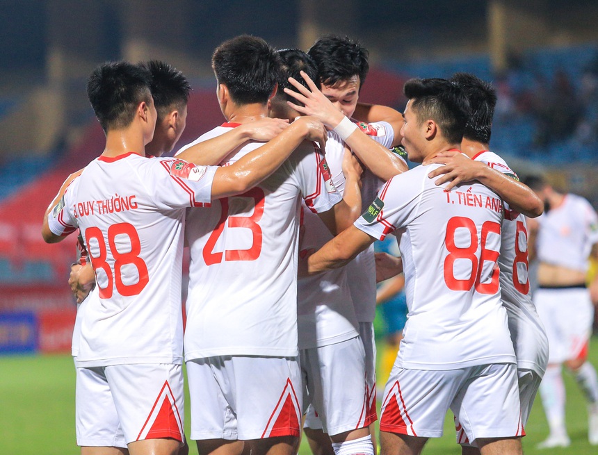 Trung vệ Bùi Tiến Dũng chắp tay ăn mừng đầy cảm xúc, hoá ra là tặng bàn thắng cho một người đặc biệt - Ảnh 8.