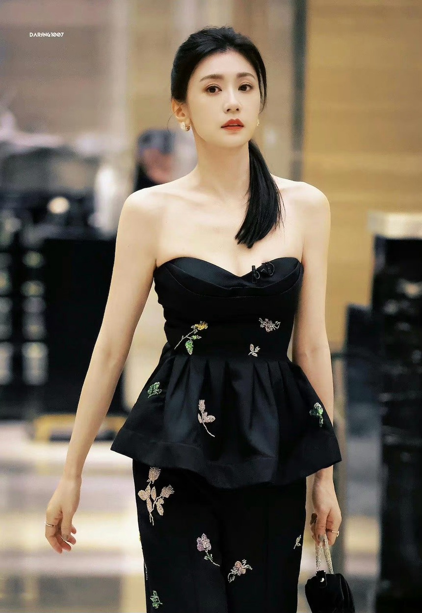 Giả Tịnh Văn gây sốt với ảnh hậu trường trong 'Tỷ tỷ đạp gió rẽ sóng 4' - Ảnh 1.