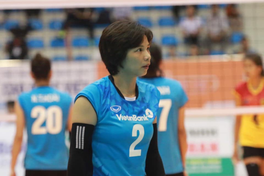 Bùi Thị Huệ có khá nhiều điểm đặc biệt rất khác người mà rõ nhất là cô được đào tạo tại Trung tâm khi mới 12 tuổi; là cầu thủ trẻ nhất được triệu tập vào luyện tập và thi đấu ở đội tuyển Quốc gia (năm 16,5 tuổi). Bên cạnh đó, điều khiến các bạn yêu mến nể phục Huệ bởi cô là vận động viên chơi được nhiều môn thể thao và từng giành nhiều HCVnhất tại môn thể thao mình không chuyên.