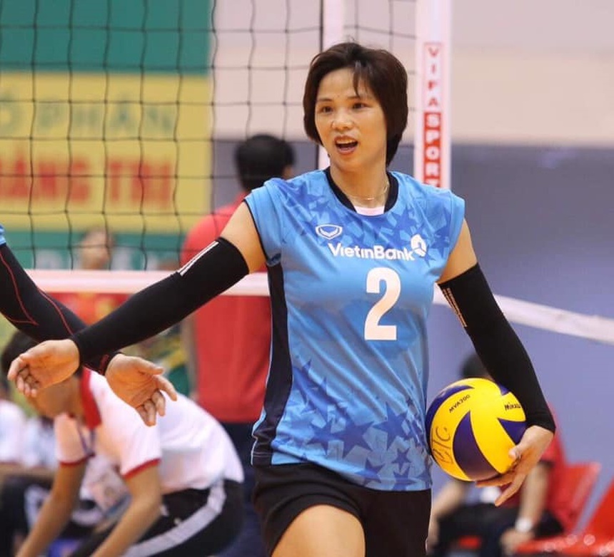 Bùi Thị Huệ là một trong những "cây trường sinh" trong làng bóng chuyền nữ Việt Nam. Cô vẫn đang thi đấu khi đã ở tuổi 38