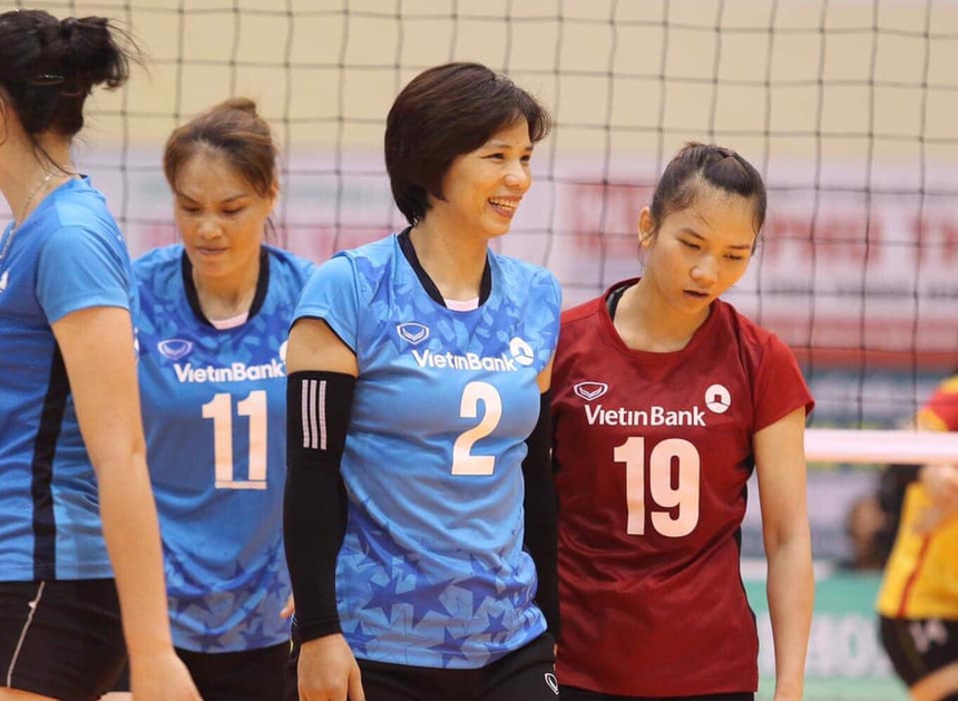 Bùi Huệ từng tâm sự “Nhà em không có ai chơi thể thao. Lúc 12 tuổi, có một lần bố em thấy trên truyền hình đăng thông báo tuyển sinh lớp bóng chuyền năng khiếu ở Trung tâm TDTT và hỏi có thích đi tuyển không, em chỉ nghĩ đơn giản mình lộc ngộc thế, cao 1m63 có lẽ nếu đi tập sẽ không phải xấu hổ vì cao kều nữa nên xin bố cho đi. Nhà em ai cũng có chiều cao bình thường, chỉ có mỗi mình em là như thế...”