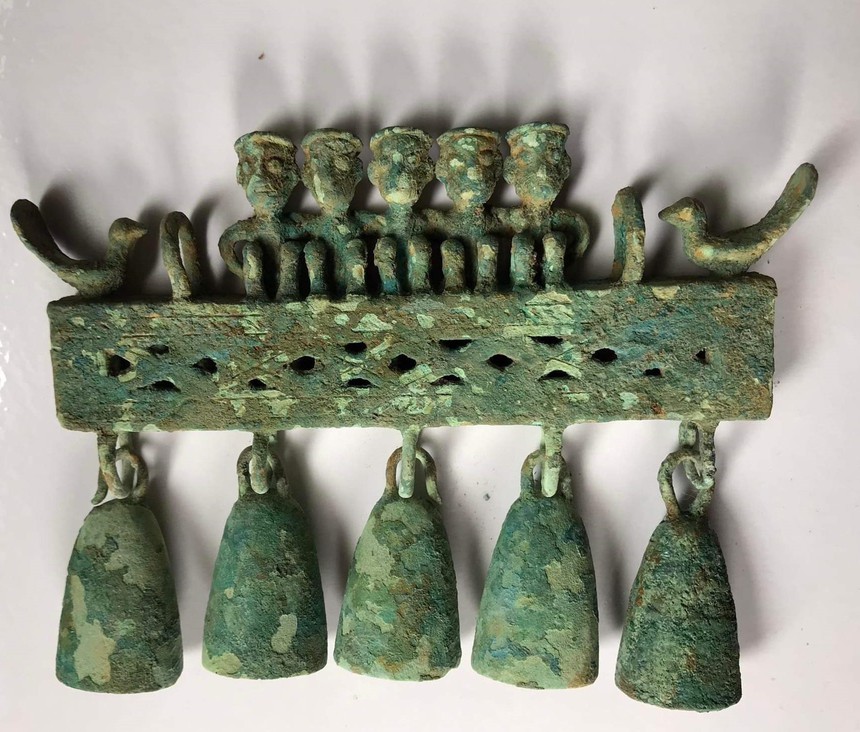 Đêm đêm rì rầm trong tiếng đất: Chiếc khánh đeo Đông Sơn 'độc nhất vô nhị' - Ảnh 2. Đêm đêm rì rầm trong tiếng đất: Chiếc khánh đeo Đông Sơn 'độc nhất vô nhị' - Ảnh 2.