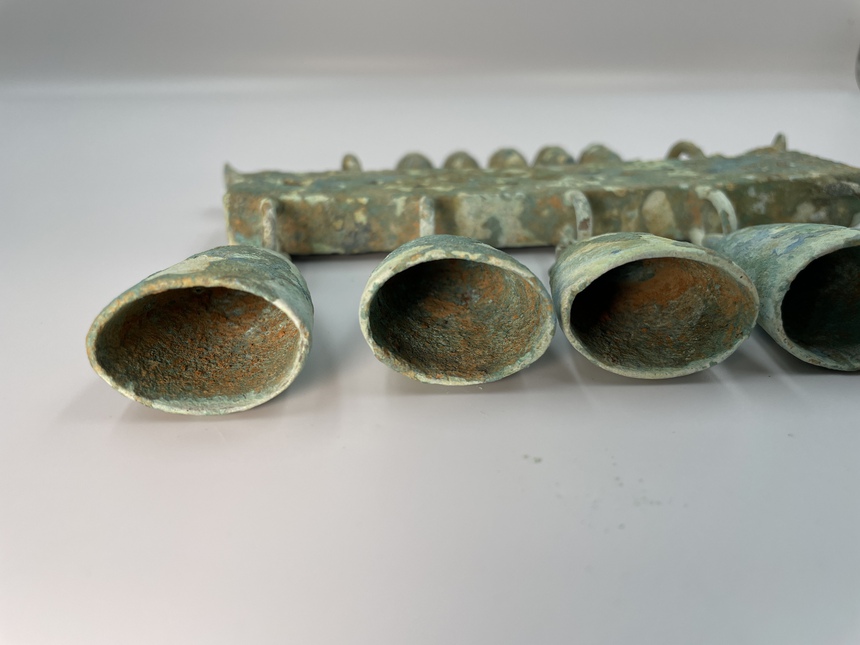 Đêm đêm rì rầm trong tiếng đất: Chiếc khánh đeo Đông Sơn 'độc nhất vô nhị' - Ảnh 1. Đêm đêm rì rầm trong tiếng đất: Chiếc khánh đeo Đông Sơn 'độc nhất vô nhị' - Ảnh 1.