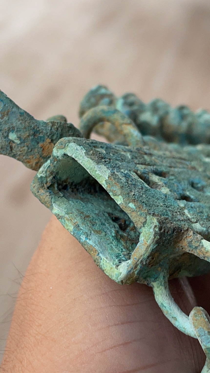 Đêm đêm rì rầm trong tiếng đất: Chiếc khánh đeo Đông Sơn 'độc nhất vô nhị' - Ảnh 3. Đêm đêm rì rầm trong tiếng đất: Chiếc khánh đeo Đông Sơn 'độc nhất vô nhị' - Ảnh 3.