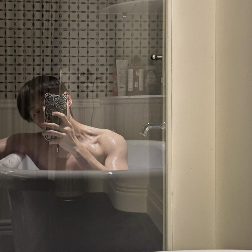 Đức Phúc hiếm hoi khoe cơ bắp, fan bình luận 'mlem' - Ảnh 1.