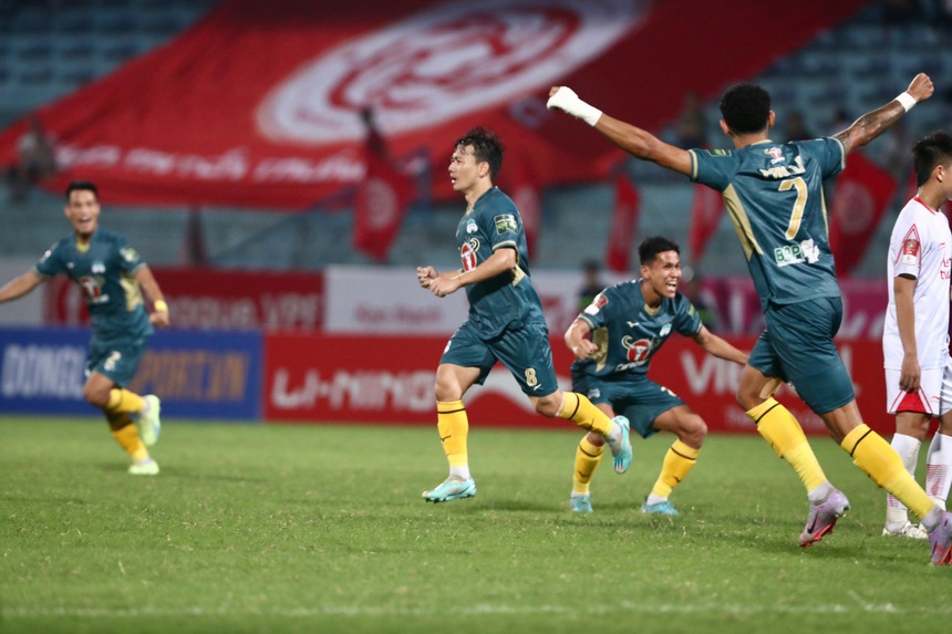 Cảm xúc trái ngược của Trần Minh Vương: Từ bất lực trước trọng tài đến hạnh phúc vỡ oà khi ghi siêu phẩm - Ảnh 7.