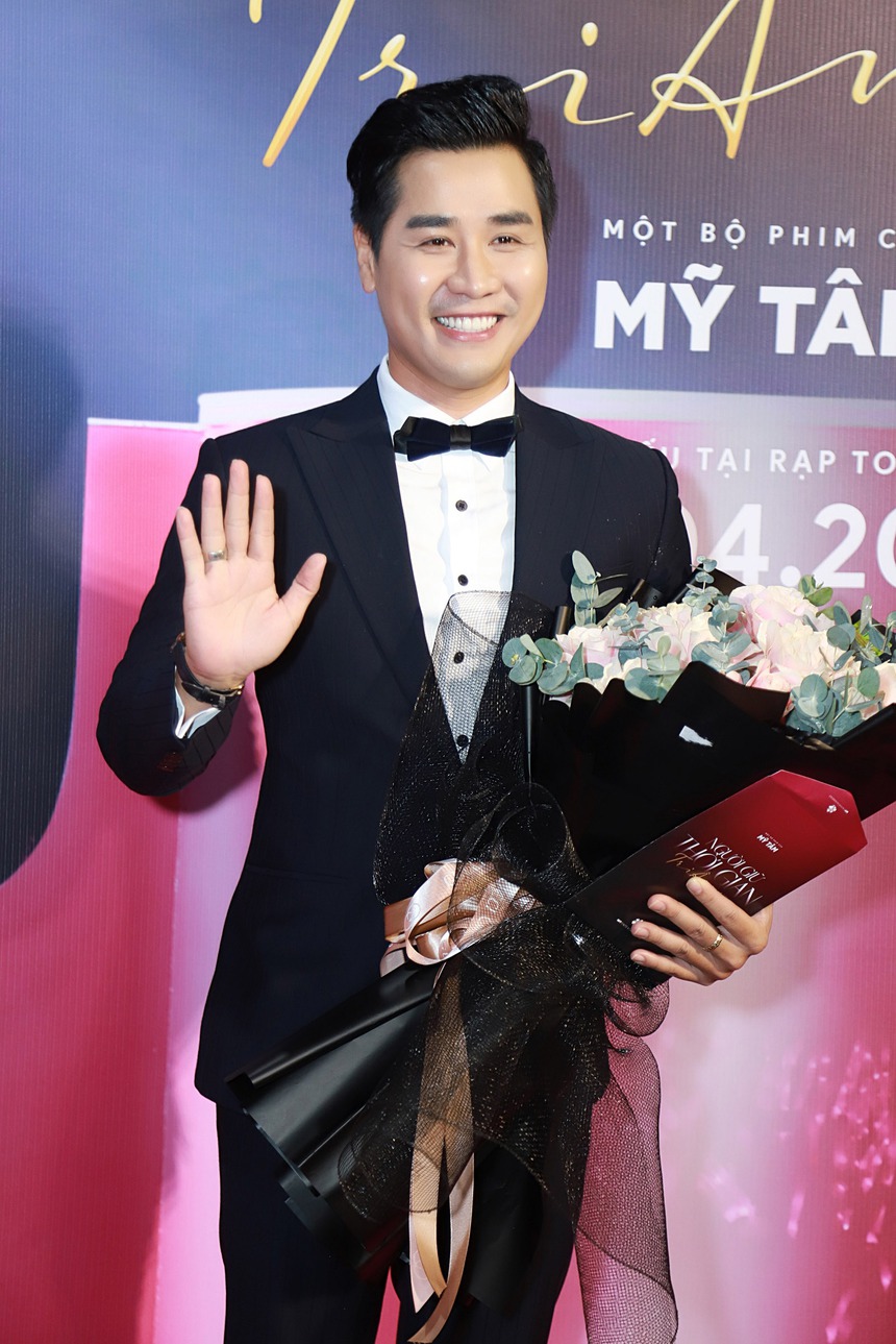 Thảm đỏ 'hot' nhất ngày: Mỹ Tâm mặc áo dài đạp xe đến sự kiện, dàn sao Vbiz háo hức xem phim mới của nữ ca sĩ - Ảnh 25.