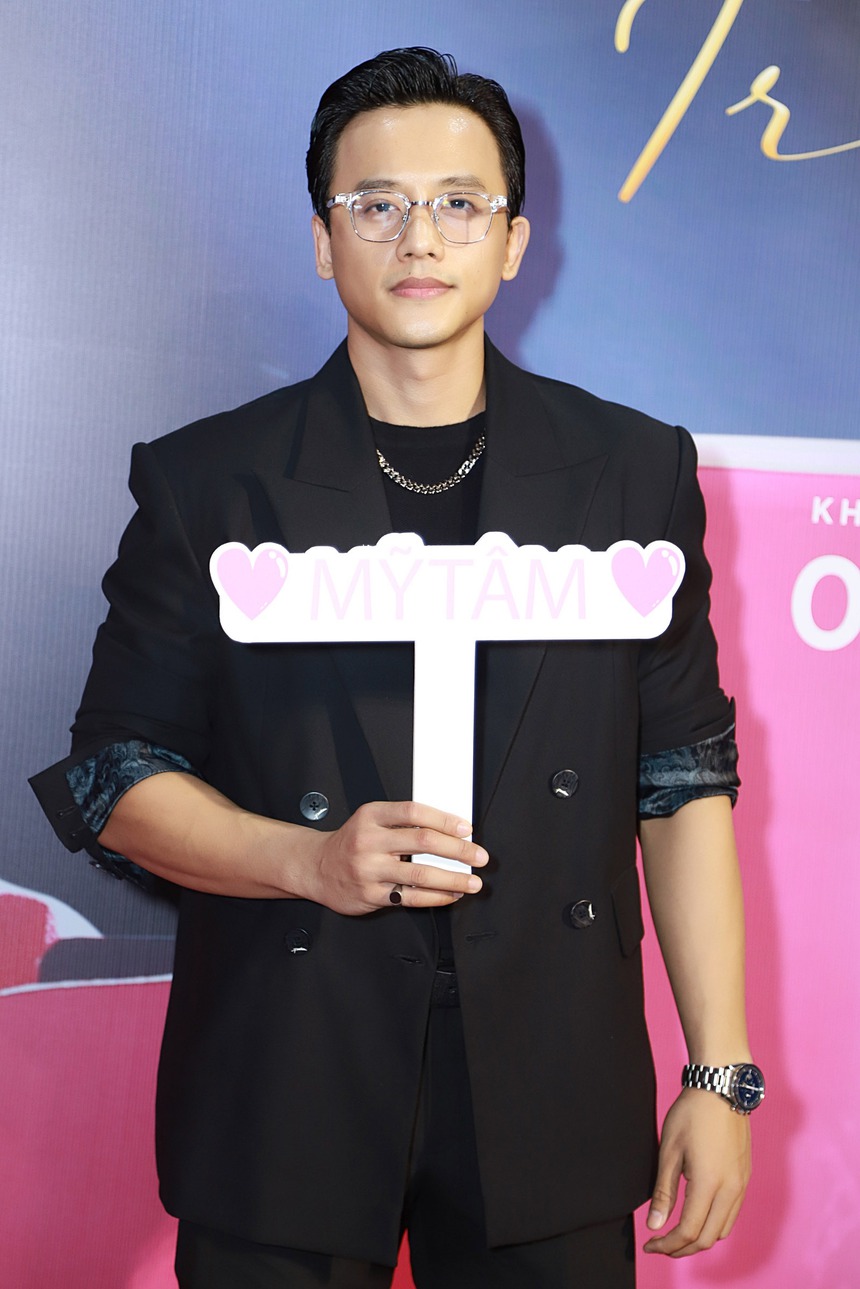 Thảm đỏ 'hot' nhất ngày: Mỹ Tâm mặc áo dài đạp xe đến sự kiện, dàn sao Vbiz háo hức xem phim mới của nữ ca sĩ - Ảnh 7.