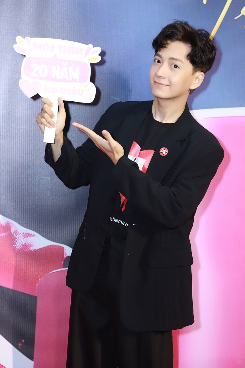 Thảm đỏ 'hot' nhất ngày: Mỹ Tâm mặc áo dài đạp xe đến sự kiện, dàn sao Vbiz háo hức xem phim mới của nữ ca sĩ - Ảnh 8.