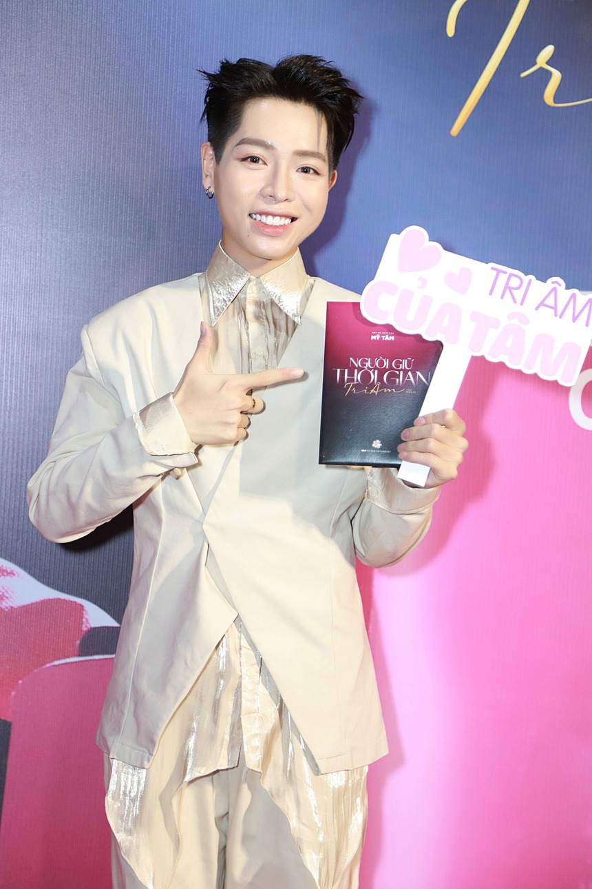 Thảm đỏ 'hot' nhất ngày: Mỹ Tâm mặc áo dài đạp xe đến sự kiện, dàn sao Vbiz háo hức xem phim mới của nữ ca sĩ - Ảnh 24.