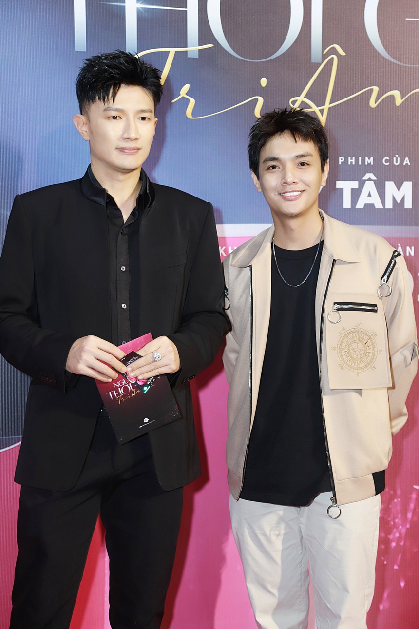 Thảm đỏ 'hot' nhất ngày: Mỹ Tâm mặc áo dài đạp xe đến sự kiện, dàn sao Vbiz háo hức xem phim mới của nữ ca sĩ - Ảnh 22.