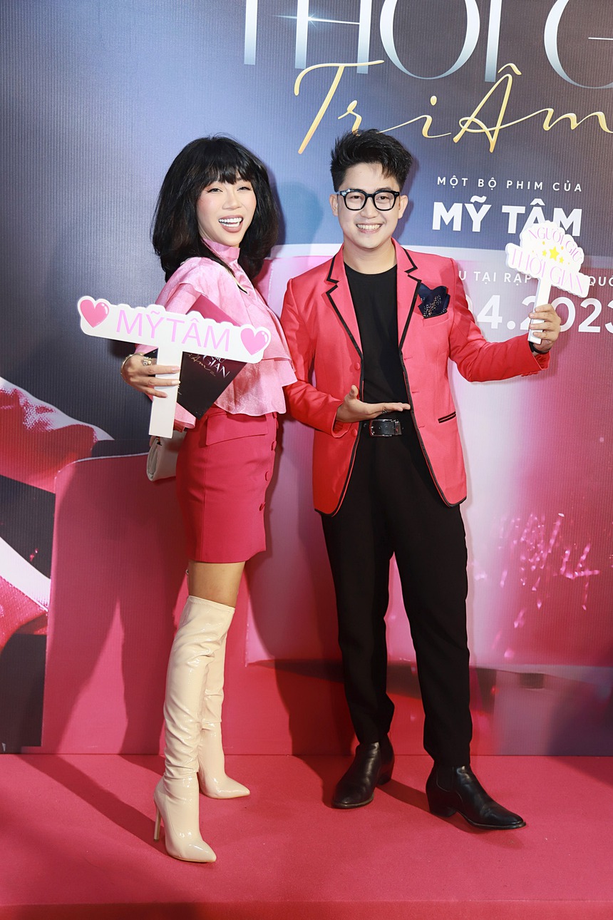 Thảm đỏ 'hot' nhất ngày: Mỹ Tâm mặc áo dài đạp xe đến sự kiện, dàn sao Vbiz háo hức xem phim mới của nữ ca sĩ - Ảnh 14.