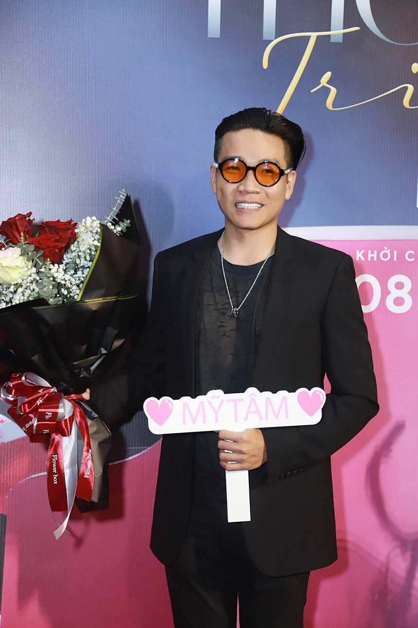 Thảm đỏ 'hot' nhất ngày: Mỹ Tâm mặc áo dài đạp xe đến sự kiện, dàn sao Vbiz háo hức xem phim mới của nữ ca sĩ - Ảnh 15.