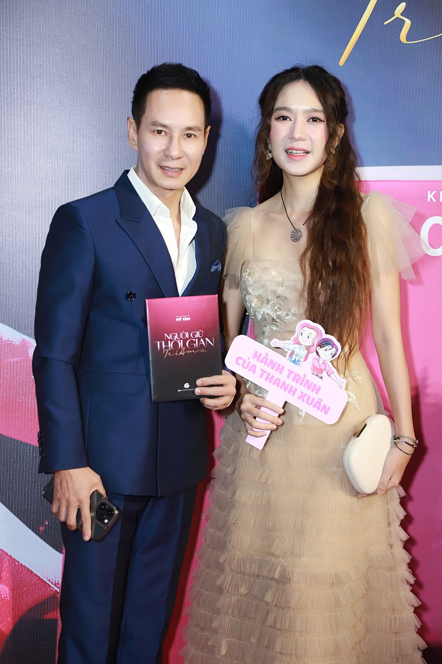 Thảm đỏ 'hot' nhất ngày: Mỹ Tâm mặc áo dài đạp xe đến sự kiện, dàn sao Vbiz háo hức xem phim mới của nữ ca sĩ - Ảnh 23.