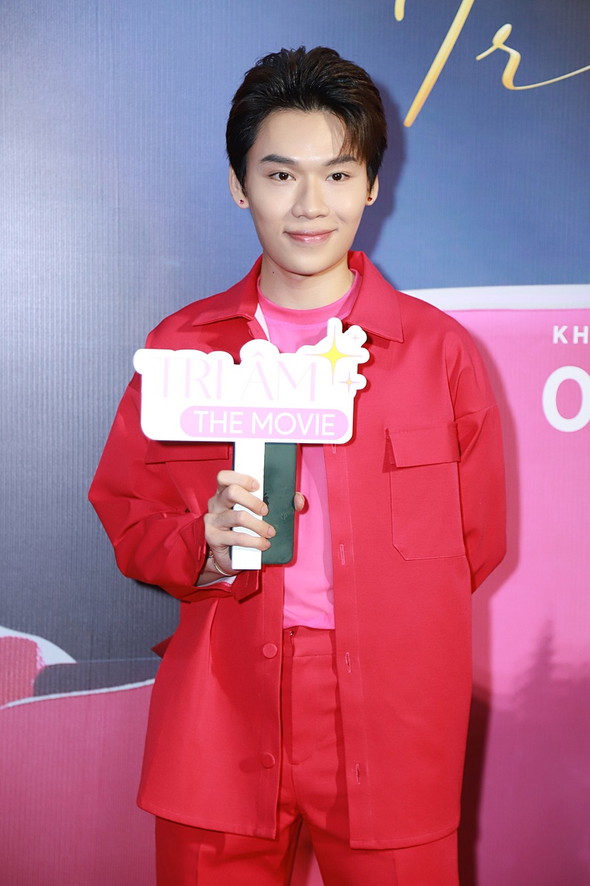 Thảm đỏ 'hot' nhất ngày: Mỹ Tâm mặc áo dài đạp xe đến sự kiện, dàn sao Vbiz háo hức xem phim mới của nữ ca sĩ - Ảnh 19.