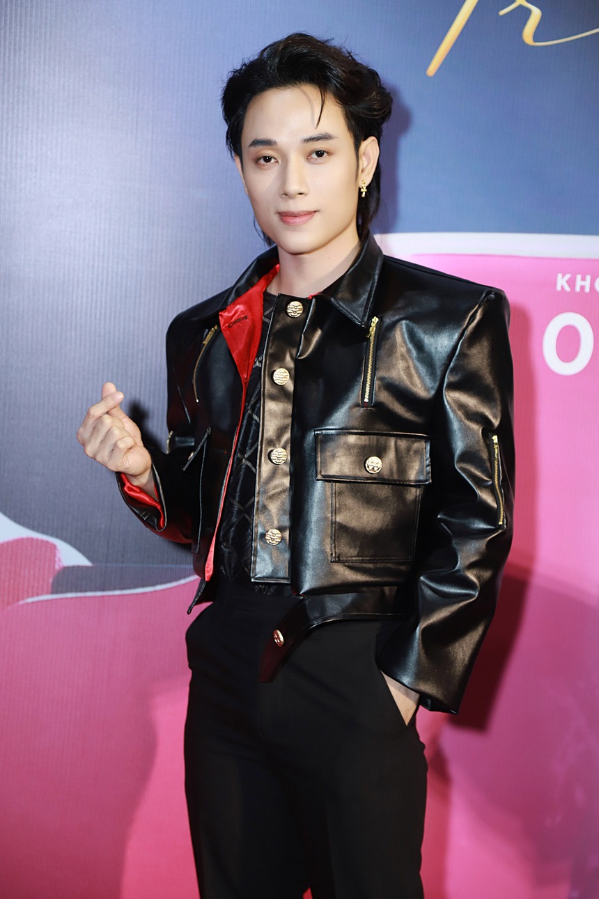 Thảm đỏ 'hot' nhất ngày: Mỹ Tâm mặc áo dài đạp xe đến sự kiện, dàn sao Vbiz háo hức xem phim mới của nữ ca sĩ - Ảnh 20.