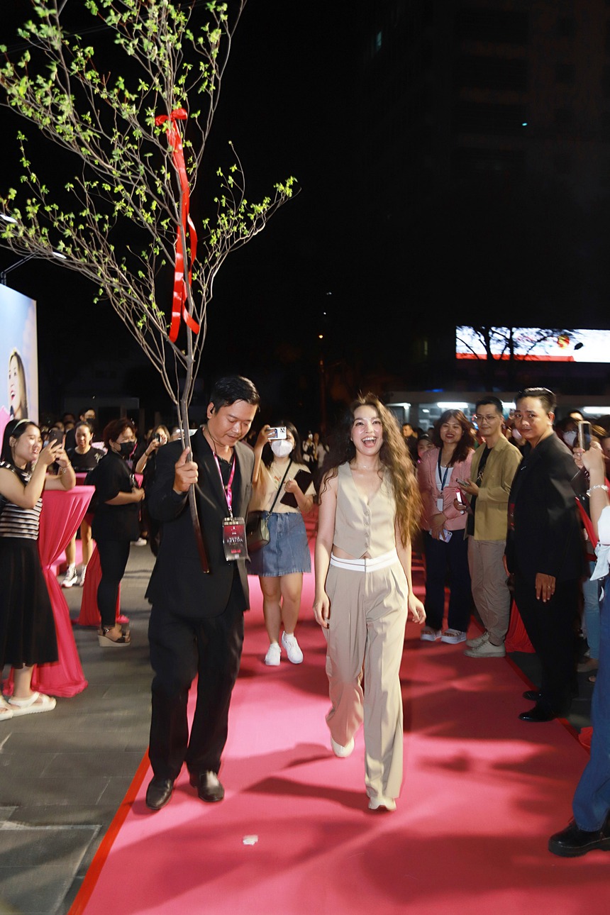 Thảm đỏ 'hot' nhất ngày: Mỹ Tâm mặc áo dài đạp xe đến sự kiện, dàn sao Vbiz háo hức xem phim mới của nữ ca sĩ - Ảnh 11.