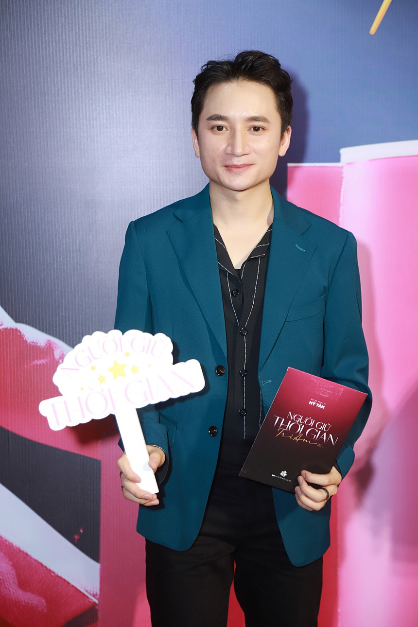 Thảm đỏ 'hot' nhất ngày: Mỹ Tâm mặc áo dài đạp xe đến sự kiện, dàn sao Vbiz háo hức xem phim mới của nữ ca sĩ - Ảnh 18.