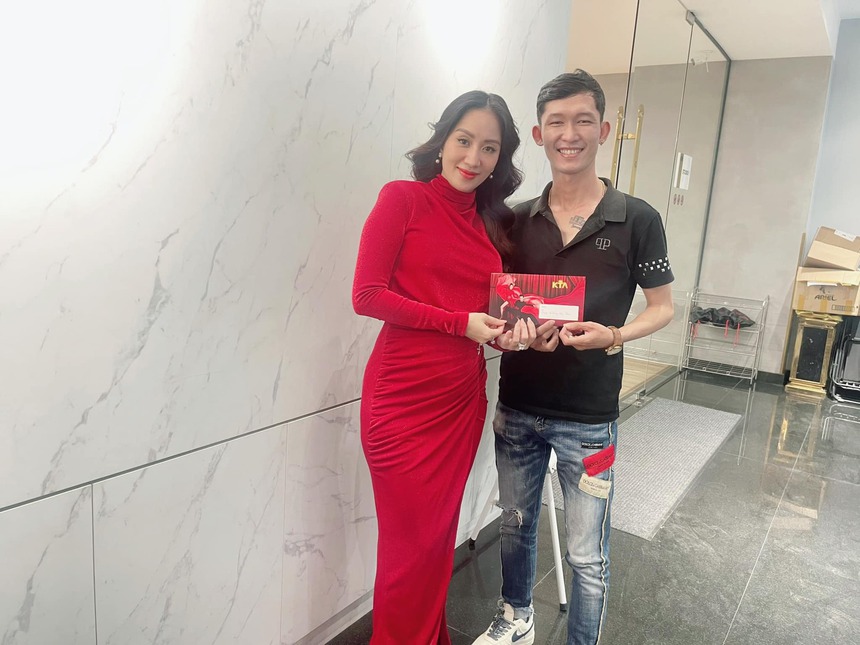 Khánh Thi lấp ló bụng bầu nhưng nhẫn kim cương to như hột mít mới chiếm spotlight - Ảnh 1. Khánh Thi lấp ló bụng bầu nhưng nhẫn kim cương to như hột mít mới chiếm spotlight - Ảnh 1.