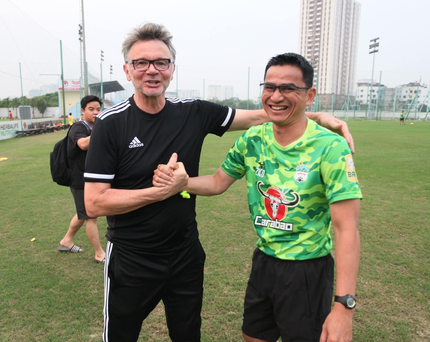 HLV Kiatisuk: 'HAGL dùng nhiều cầu thủ trẻ là vì HLV Troussier và đội tuyển Việt Nam' - Ảnh 1.