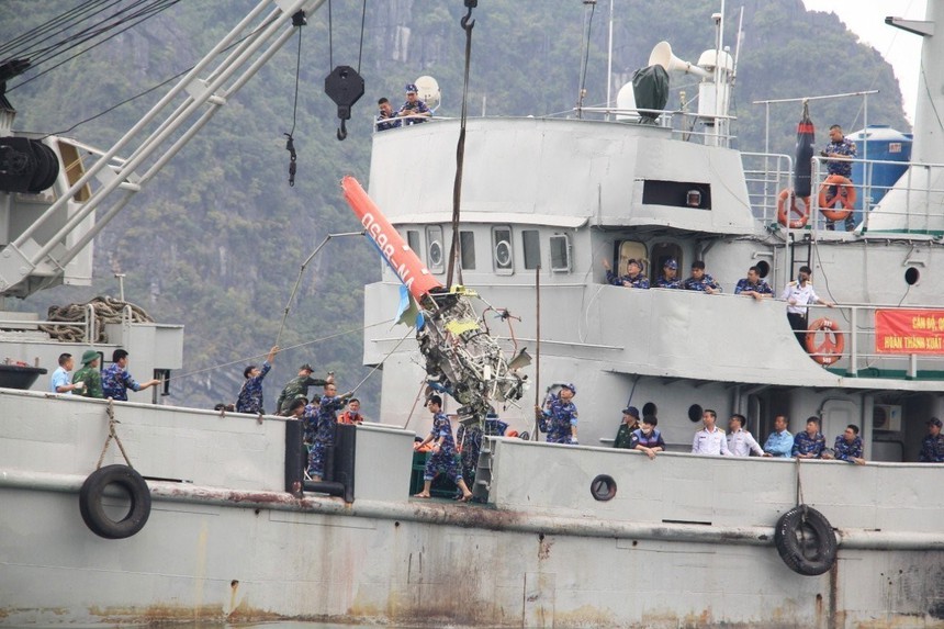 Vụ máy bay rơi trên biển: Quảng Ninh huy động lực lượng, phương tiện tìm kiếm nạn nhân cuối cùng - Ảnh 1. Vụ máy bay rơi trên biển: Quảng Ninh huy động lực lượng, phương tiện tìm kiếm nạn nhân cuối cùng - Ảnh 1.