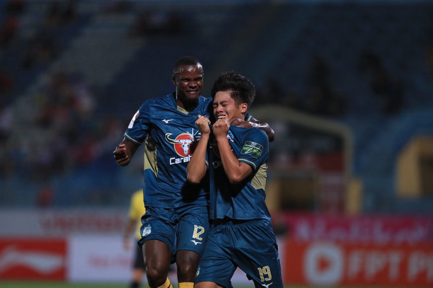 Thủ môn Viettel mắc sai lầm, Vua giải trẻ HAGL 'mở tài khoản' bàn thắng ở V-League - Ảnh 2. Thủ môn Viettel mắc sai lầm, Vua giải trẻ HAGL 'mở tài khoản' bàn thắng ở V-League - Ảnh 2.