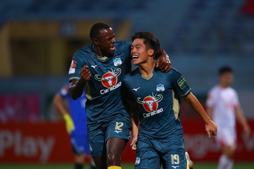 HLV Kiatisuk: ‘Tôi thay Quốc Việt vào sân để ủng hộ ông Troussier và đội U22 Việt Nam’ - Ảnh 2.