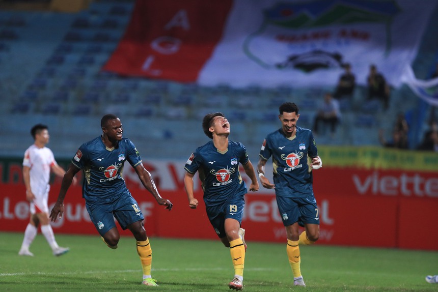 Thủ môn Viettel mắc sai lầm, Vua giải trẻ HAGL 'mở tài khoản' bàn thắng ở V-League - Ảnh 4. Thủ môn Viettel mắc sai lầm, Vua giải trẻ HAGL 'mở tài khoản' bàn thắng ở V-League - Ảnh 4.