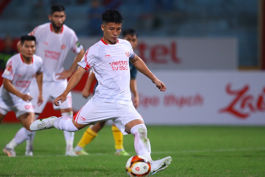 Bùi Tiến Dũng ghi bàn cảm xúc, quỳ gối chắp tay dành tặng anh trai quá cố - Ảnh 2.